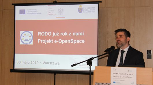 Dyrektor Zespołu Analiz i Strategii w UODO, Piotr Drobek omawia doświadczenia UODO z stosowaniu RODO w pierwszych 12 miesiącach jego stosowania podczas konferencji pt. "RODO już rok z nami. Projekt e-OpenSpace”.