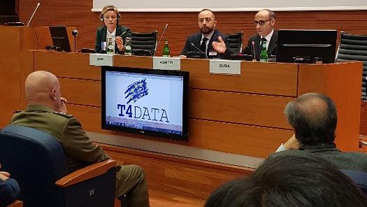Zdjęcie przestawia osoby siedzące przy stole prezydialnym podczas konferencji pn. „Podejście do wyzwania: spojrzenie na ochronę danych i nie tylko”, która odbyła się 15.11.2019 r. w Rzymie.