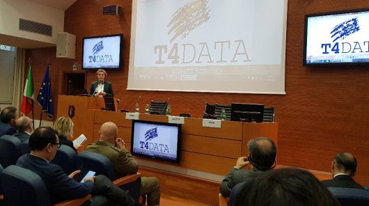 Urszula Góral, dyrektor w UODO, stoi przy mównicy i przemawia do uczestników konferencji pn. „Podejście do wyzwania: spojrzenie na ochronę danych i nie tylko”, która odbyła się 15.11.2019 r. w Rzymie.
