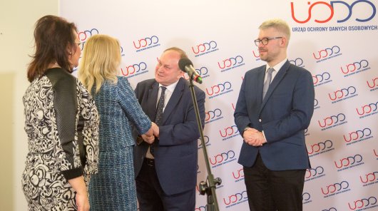 Prezes UODO Jan Nowak i wiceprezes Mirosław Sanek wręczają nagrodę przedstawicielkom Radomskiego Ośrodka Doskonalenia Nauczycieli.