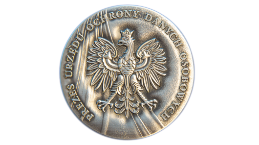 Zdjęcie przedstawiające drugą stronę medalu wręczanego laureatom Nagrody im. Michała Serzyckiego. 