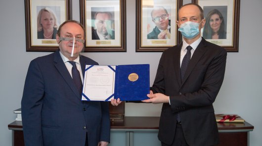 Na zdjęciu stoją: od lewej Jan Nowak, Prezes Urzędu Ochrony Danych, od prawej radca prawny Maciej Gawroński, który trzyma w dłoniach nagrodę imienia Michała Serzyckiego. 