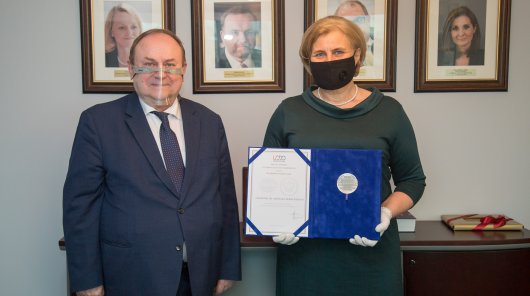 Na zdjęciu stoją: od lewej Jan Nowak, Prezes Urzędu Ochrony Danych, od prawej radca Barbara Grądkowska, dyrektor Specjalnego Ośrodka Szkolno-Wychowawczego w Zamościu, która trzyma w dłoniach nagrodę imienia Michała Serzyckiego.