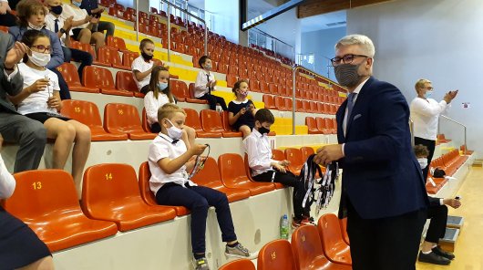 Zdjęcie uczestników uroczystości w Szkole Podstawowej nr 9 Kutnie wręczenia nagród w konkursach dla uczniów i szkół dla uczniów w ramach programu edukacyjnego Urzędu Ochrony Danych Osobowych "Twoje dane - Twoja sprawa". Na pierwszym planie widoczny Mirosław Sanek, Zastępca Prezesa UODO.