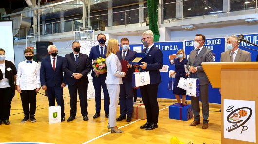 Mirosław Sanek, Zastępca Prezesa UODO, wręcza nagrodę dyrektorce Szkoły Podstawowej nr 9, która to placówka zdobyła II miejsca w konkursie dla szkół na najlepszą inicjatywę edukacyjną w ramach programu edukacyjnego Urzędu Ochrony Danych Osobowych "Twoje dane - Twoja sprawa".  