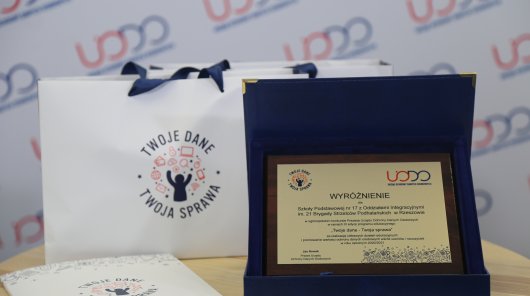 Zdjęcie ilustrujące statuetkę z wyróżnieniem dla szkół w konkursie Urzędu Ochrony Danych Osobowych.