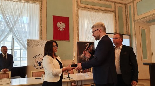 Zdjęcie przedstawia honorowych gości uczestniczących  w uroczystości wręczenia dyplomu oraz statuetki "Złotego Pióra" Prezesa UODO, które jest specjalnym wyróżnieniem w konkursie dla szkół i placówek oświatowych w konkursie edukacyjnym UODO "Twoje dane - Twoja sprawa". 
