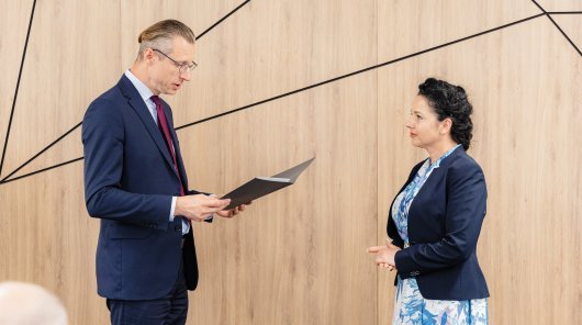 Na zdjęciu: dr hab. Konrad Janowski, Rektor Akademii Ekonomiczno-Humanistycznej oraz Monika Krasińska, dyrektor Departamentu Orzecznictwa i Legislacji w UODO