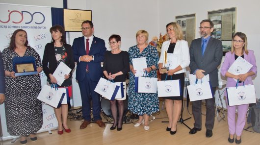 Grupa nauczycieli nagrodzonych przez Urząd Ochrony Danych Osobowych w konkursie dla szkół w ramach XIII edycji programu edukacyjnego "Twoje dane - Twoja sprawa".