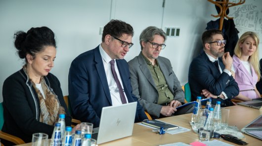 Zdjęcie przedstawiające Prezesa UODO, Mirosława Wróblewskiego, Zastępcę Prezesa UODO, Konrada Komornickiego oraz pracowników Urzędu.