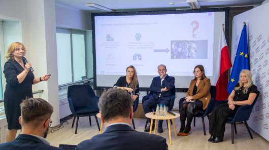 Zdjęcie przedstawiające uczestników panelu dyskusyjnego Seminarium „Ochrona zdrowia w zatrudnieniu a RODO” – relacja
