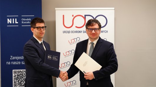 Zdjęcie prezentujące Prezesa Urzędu Ochrony Danych Osobowych Mirosława Wróblewskiego podpisującego z Łukaszem Jankowskim, prezesem Naczelnej Rady Lekarskiej, porozumienia o współpracy w zakresie ochrony danych osobowych w działalności podmiotów medycznych