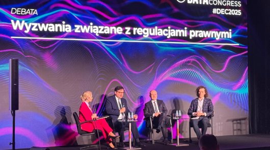 Zdjęcie przedstawiające Prezesa UODO Mirosława Wróblewskiego, który uczestniczył w 5. Data Economy Congress. To wydarzenie poświęcone omówieniu nowego modelu gospodarki, jakim jest gromadzenie, przetwarzanie i wykorzystywanie danych.