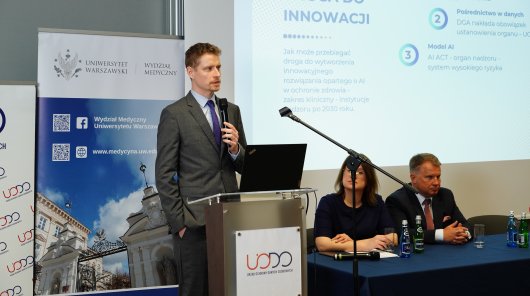 Konferencja „Europejska przestrzeń danych dot. zdrowia – wyzwanie dla Europy. Wdrażanie rozwiązań w erze AI, Big Data i medycyny spersonalizowanej”. Wydarzenie zostało zorganizowane przez Prezesa Urzędu Ochrony Danych Osobowych wraz z Wydziałem Prawa i Administracji Uniwersytetu Warszawskiego (UW), Wydziałem Medycznym UW, Instytutem Nauk Prawnych Polskiej Akademii Nauk oraz Naczelną Izbą Lekarską.