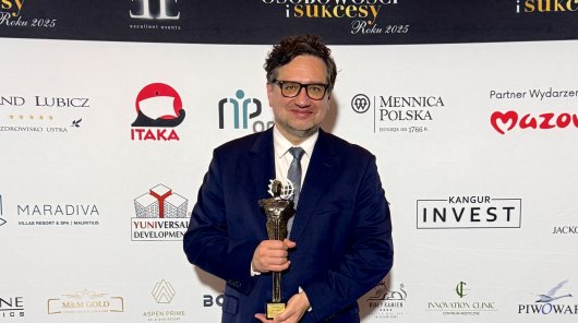 Zdjęcie prezentujące Prezesa Urzędu Ochrony Danych Osobowych Mirosława Wróblewskiego, który został uhonorowany prestiżowym tytułem „Wybitna Osobowość Roku 2025 – Wizjoner Prawa”
