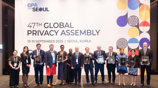 Zdjęcie z wyróżnienia w prestiżowym konkursie Global Privacy and Data Protection Awards 2025. Nagroda została przyznana w kategorii „Education and Awareness” za projekt „Wizerunek dziecka w internecie. Publikować czy nie?”zrealizowany wspólnie z UODO i Fundacją Orange.