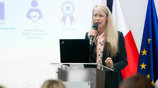 Zdjęcie z 22 i 23 października 2025 r., gdzie w siedzibie Urzędu Ochrony Danych Osobowych odbyła się konferencja szkoleniowa „Prywatność i sztuczna inteligencja w edukacji”, inaugurująca XVI edycję programu „Twoje dane – Twoja sprawa”