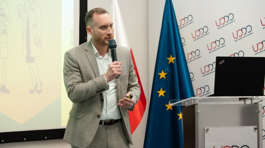 Zdjęcie z 22 i 23 października 2025 r., gdzie w siedzibie Urzędu Ochrony Danych Osobowych odbyła się konferencja szkoleniowa „Prywatność i sztuczna inteligencja w edukacji”, inaugurująca XVI edycję programu „Twoje dane – Twoja sprawa”