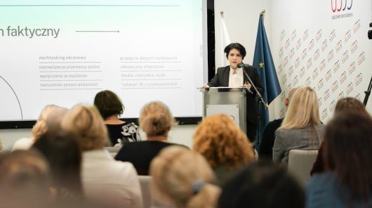 Zdjęcie z 22 i 23 października 2025 r., gdzie w siedzibie Urzędu Ochrony Danych Osobowych odbyła się konferencja szkoleniowa „Prywatność i sztuczna inteligencja w edukacji”, inaugurująca XVI edycję programu „Twoje dane – Twoja sprawa”