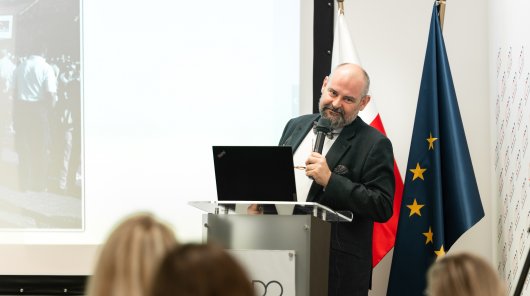 Zdjęcie z 22 i 23 października 2025 r., gdzie w siedzibie Urzędu Ochrony Danych Osobowych odbyła się konferencja szkoleniowa „Prywatność i sztuczna inteligencja w edukacji”, inaugurująca XVI edycję programu „Twoje dane – Twoja sprawa”