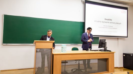 Zdjęcie przedstawia przemawiającego Prezesa UODO na temat deepfake aktualne wyzwanie ochrony danych osobowych 