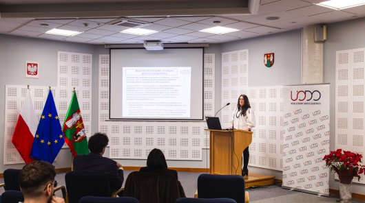 Zdjęcie przedstawia przemawiającą Monikę Kurzajewską, eksperta UODO