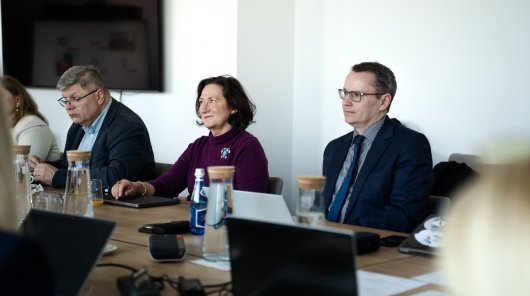 Zdjęcie ze spotkania Prezesa UODO z członkami Społecznego Zespołu Ekspertów przy Prezesie UODO oraz Grupy roboczej SZE do spraw sztucznej inteligencji.