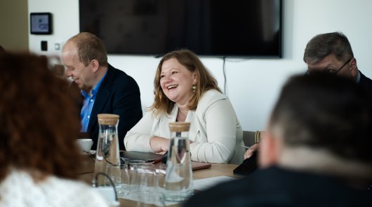 Zdjęcie ze spotkania Prezesa UODO z członkami Społecznego Zespołu Ekspertów przy Prezesie UODO oraz Grupy roboczej SZE do spraw sztucznej inteligencji.