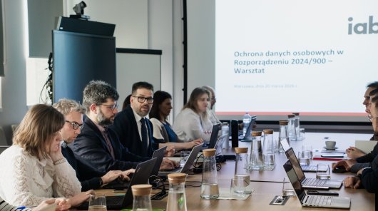 zdjęcie - przedstawiciele UODO spotkali się z IAB Polska, by omówić wątpliwości związane ze stosowaniem rozporządzenia 2024/900 w sprawie przejrzystości i targetowania reklamy politycznej. 
