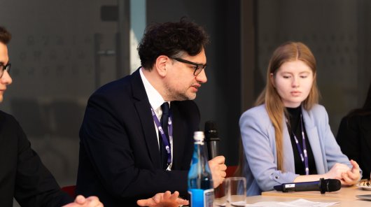 zdjęcie, w którym Prezes Urzędu Ochrony Danych Osobowych Mirosław Wróblewski 20 kwietnia uczestniczył w dyskusji „Dzieci w sieci. Jak możemy realnie wzmacniać bezpieczeństwo cyfrowe”