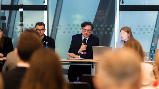 zdjęcie, w którym Prezes Urzędu Ochrony Danych Osobowych Mirosław Wróblewski 20 kwietnia uczestniczył w dyskusji „Dzieci w sieci. Jak możemy realnie wzmacniać bezpieczeństwo cyfrowe”