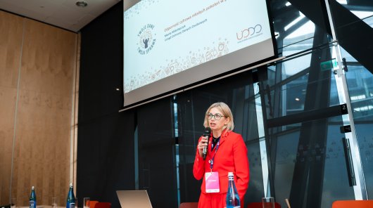 zdjęcie, w którym Prezes Urzędu Ochrony Danych Osobowych Mirosław Wróblewski 20 kwietnia uczestniczył w dyskusji „Dzieci w sieci. Jak możemy realnie wzmacniać bezpieczeństwo cyfrowe”