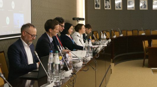 zdjęcie z 29.04.2026, w którym prezes Urzędu Ochrony Danych Osobowych, Mirosław Wróblewski, wziął udział w panelu pt. „Europejska konkurencyjność innowacyjna w świetle regulacji danych i AI” („European Innovation Competitiveness under Data and AI Regulation”), który odbył się w ramach BRIDGE 2026 (Bilateral Research Initiative on Data and the Governance of Emerging Technologies).