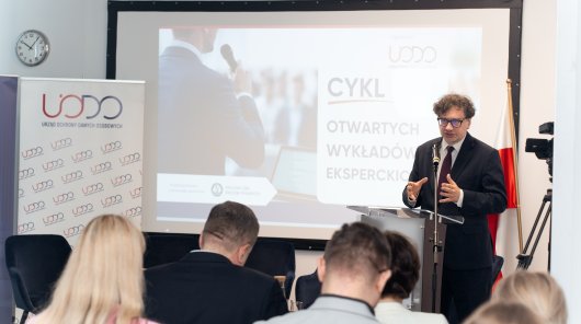 zdjęcie z 15 maja, gdzie w siedzibie Urzędu Ochrony Danych Osobowych odbył się inauguracyjny wykład i dyskusja z Cyklu Otwartych Wykładów Eksperckich. Pierwsze spotkanie współorganizowane było przez UODO i Krajową Izbę Radców Prawnych. 