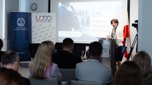 zdjęcie z 15 maja, gdzie w siedzibie Urzędu Ochrony Danych Osobowych odbył się inauguracyjny wykład i dyskusja z Cyklu Otwartych Wykładów Eksperckich. Pierwsze spotkanie współorganizowane było przez UODO i Krajową Izbę Radców Prawnych. 