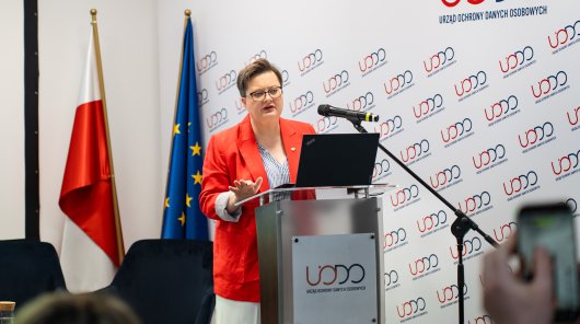 Zdjęcie przedstawania Katarzynę Lubnauer, Sekretarz Stanu w Ministerstwie Edukacji Narodowej, w czasie swojego wystąpienia 