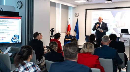 Zdjęcie przedstawia Michała Gramatykę, Sekretarz Stanu w Ministerstwie Cyfryzacji w czasie swojego wystąpienia 