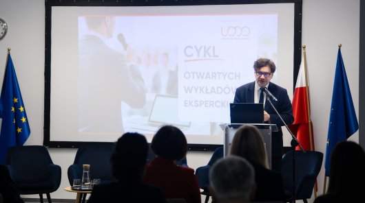 zdjęcie 11 czerwca 2026 r., gdzie odbył się drugi z organizowanej przez Urząd Ochrony Danych Osobowych serii Otwartych Wykładów Eksperckich. Dotyczył on kwestii przetwarzania danych genetycznych oraz problemów – prawnych, technicznych i praktycznych – jakie się z tym wiążą.