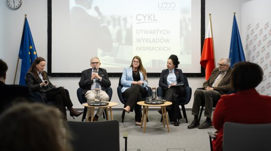 zdjęcie 11 czerwca 2026 r., gdzie odbył się drugi z organizowanej przez Urząd Ochrony Danych Osobowych serii Otwartych Wykładów Eksperckich. Dotyczył on kwestii przetwarzania danych genetycznych oraz problemów – prawnych, technicznych i praktycznych – jakie się z tym wiążą.
