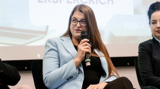 zdjęcie 11 czerwca 2026 r., gdzie odbył się drugi z organizowanej przez Urząd Ochrony Danych Osobowych serii Otwartych Wykładów Eksperckich. Dotyczył on kwestii przetwarzania danych genetycznych oraz problemów – prawnych, technicznych i praktycznych – jakie się z tym wiążą.