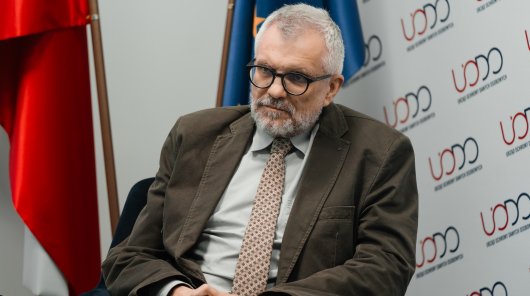 zdjęcie 11 czerwca 2026 r., gdzie odbył się drugi z organizowanej przez Urząd Ochrony Danych Osobowych serii Otwartych Wykładów Eksperckich. Dotyczył on kwestii przetwarzania danych genetycznych oraz problemów – prawnych, technicznych i praktycznych – jakie się z tym wiążą.