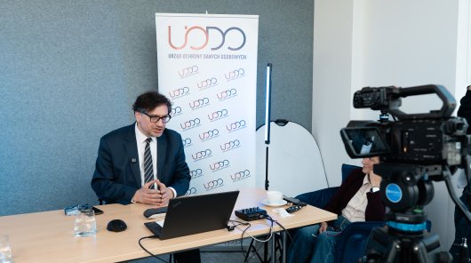 zdjęcie z 12 czerwca 2026 r., gdzie odbył się otwarty wykład ekspercki z cyklu „Ochrona danych i technologia”, organizowany przez Urząd Ochrony Danych Osobowych we współpracy ze Społecznym Zespołem Ekspertów przy Prezesie UODO. Wykład pt. „Bilet w jedną stronę: Jak dowieść nieodwracalności anonimizacji w projektach Al i data science?” wygłosiła mgr inż. Mariola Więckowska, członkini Społecznego Zespołu Ekspertów przy Prezesie UODO.