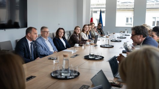 zdjęcie Prezes Urzędu Ochrony Danych Osobowych Mirosław Wróblewski spotkał się z prezesem Kasy Rolniczego Ubezpieczenia Społecznego Tomaszem Ślusarczykiem. Prezesi wraz ze współpracownikami spotkali się żeby omówić bieżące wyzwania związane z ochroną danych osobowych oraz możliwością zacieśnienia współpracy między obiema instytucjami.