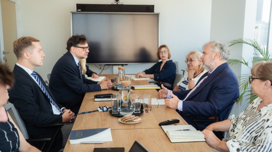 zdjęcie Prezes UODO spotkał się z przedstawicielami środowiska ławników. W rozmowach uczestniczył przewodniczący Rady ds. Ławników przy Ministrze Sprawiedliwości prof. UAM dr. hab. Piotr Władysław Juchacz, Przewodnicząca Stowarzyszenia Ławników Polskich Martyna Skibniewska oraz przedstawiciele kierownictwa Ministerstwa Sprawiedliwości.