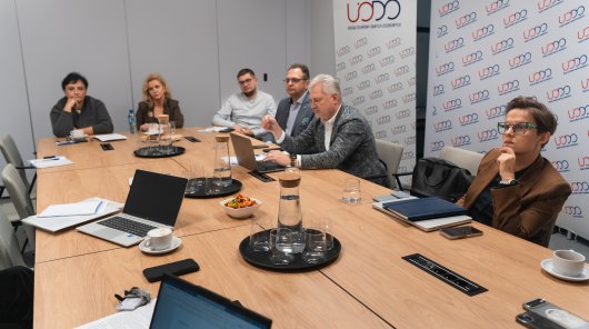 zdjęcie - Spotkanie w sprawie kodeksu postępowania dla mediów