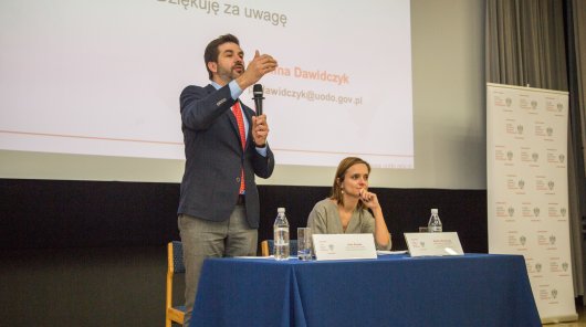 Piotr Drobek, dyrektor Zespoły Analiz i Strategii w UODO i Paulina Dawidczyk, dyrektor Zespołu ds. Sektora Zdrowia, Zatrudnienia i Szkolnictwa