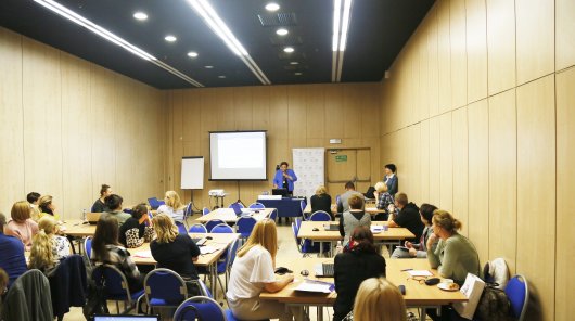 Na zdjęciu uczestnicy jednego z warsztatów podczas szkolenia i nauczycielka prezentująca jedną z inicjatyw edukacyjnych.