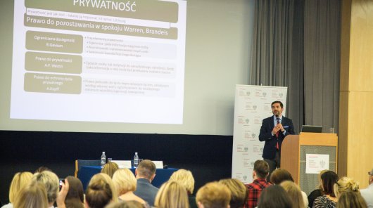 Piotr Drobek, dyrektor Zespoły Analiz i Strategii w UODO w trakcie wykładu dla uczestników szkolenia odbywającego się z okazji inauguracji IX edycji programu "Twoje dane - Twoja sprawa". Na zdjęciu widoczni także uczestnicy szkolenia. 