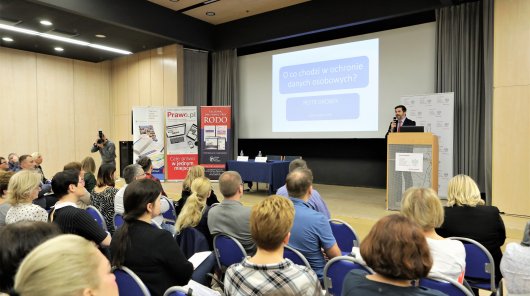 Piotr Drobek, dyrektor Zespoły Analiz i Strategii w UODO w trakcie wykładu dla uczestników szkolenia odbywającego się z okazji inauguracji IX edycji programu "Twoje dane - Twoja sprawa". Na zdjęciu widoczni także uczestnicy szkolenia. 