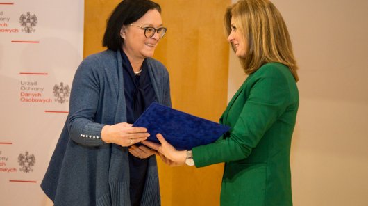 Laureatka Nagrody im. Michała Serzyckiego w 2019 roku Marzena Przesmycka-Baranek z Ośrodka Edukacji Informatycznej i Zastosowań Komputerów w Warszawie (z lewej) i Edyta Bielak-Jomaa, Prezes UODO (po prawej).